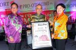 Plt Gubernur Riau Raih Riau Pos Award